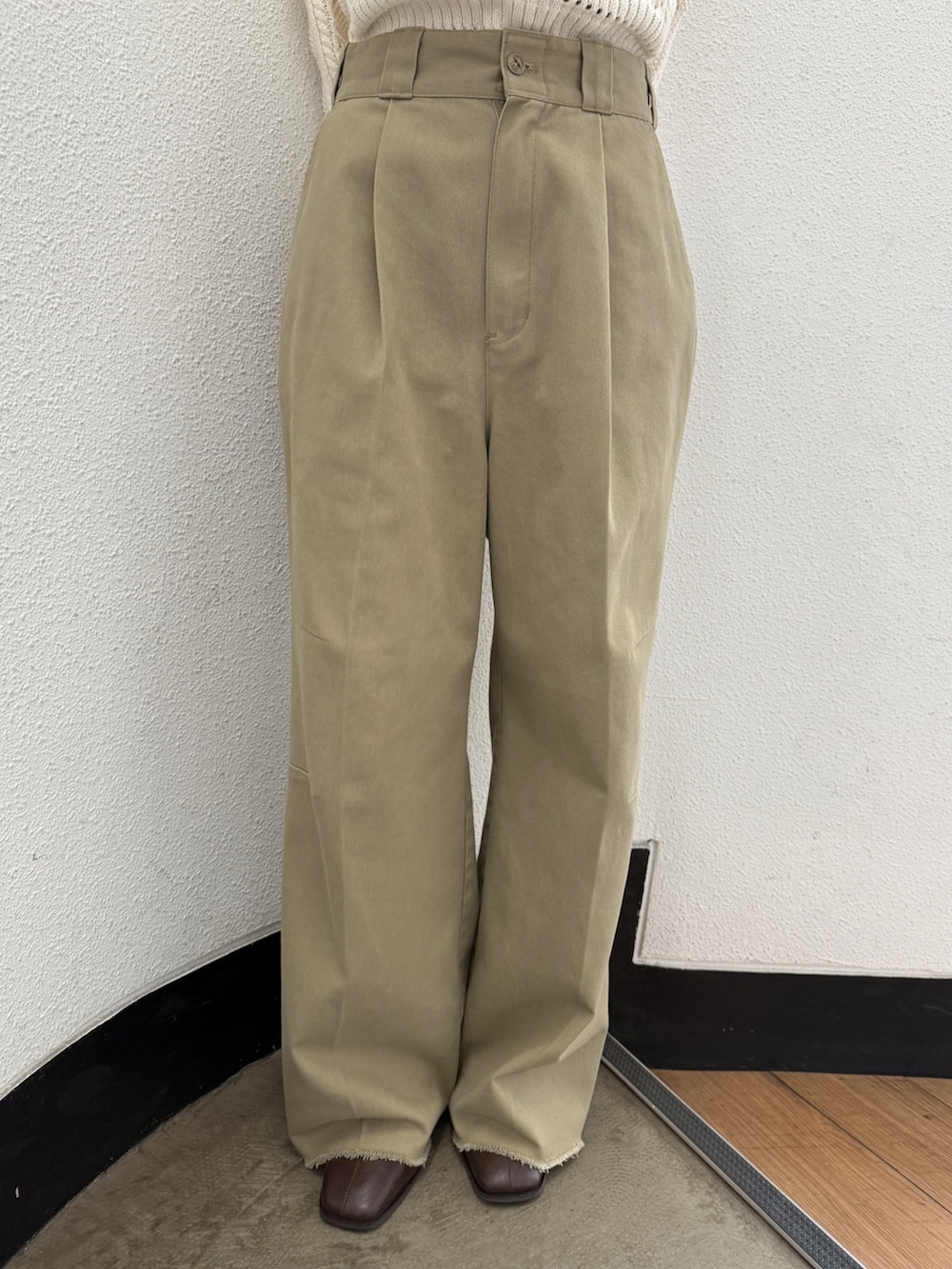 ベージュ系のその他パンツ、ブラウン系のブーツ、ホワイト系のニット/セーターを着用したレディースの秋コーディネートの6枚目の写真