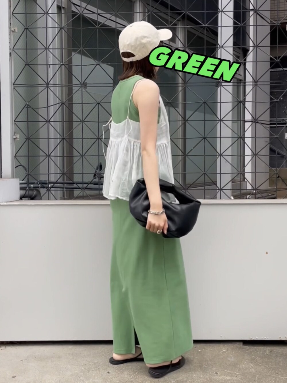 ブラック系のサンダル、ホワイト系のシャツ/ブラウス、グリーン系のワンピースを着用したレディースの春コーディネートの4枚目の写真