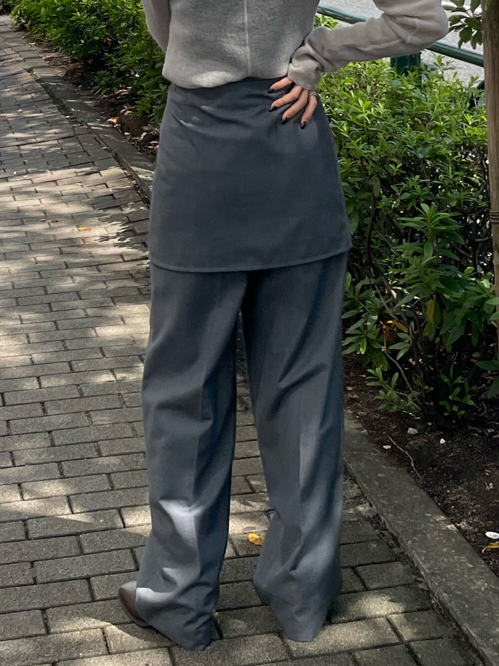 ブラウン系のブーツ、グレー系のニット/セーター、グレー系のその他パンツを着用したレディースの秋コーディネートの6枚目の写真