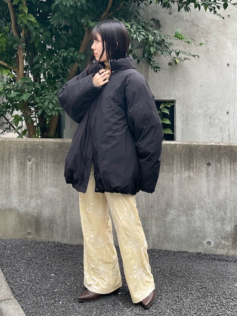 ホワイト系のキャミソール、ホワイト系のその他パンツ、ブラウン系のブーツを着用したレディースの冬コーディネートの2枚目の写真