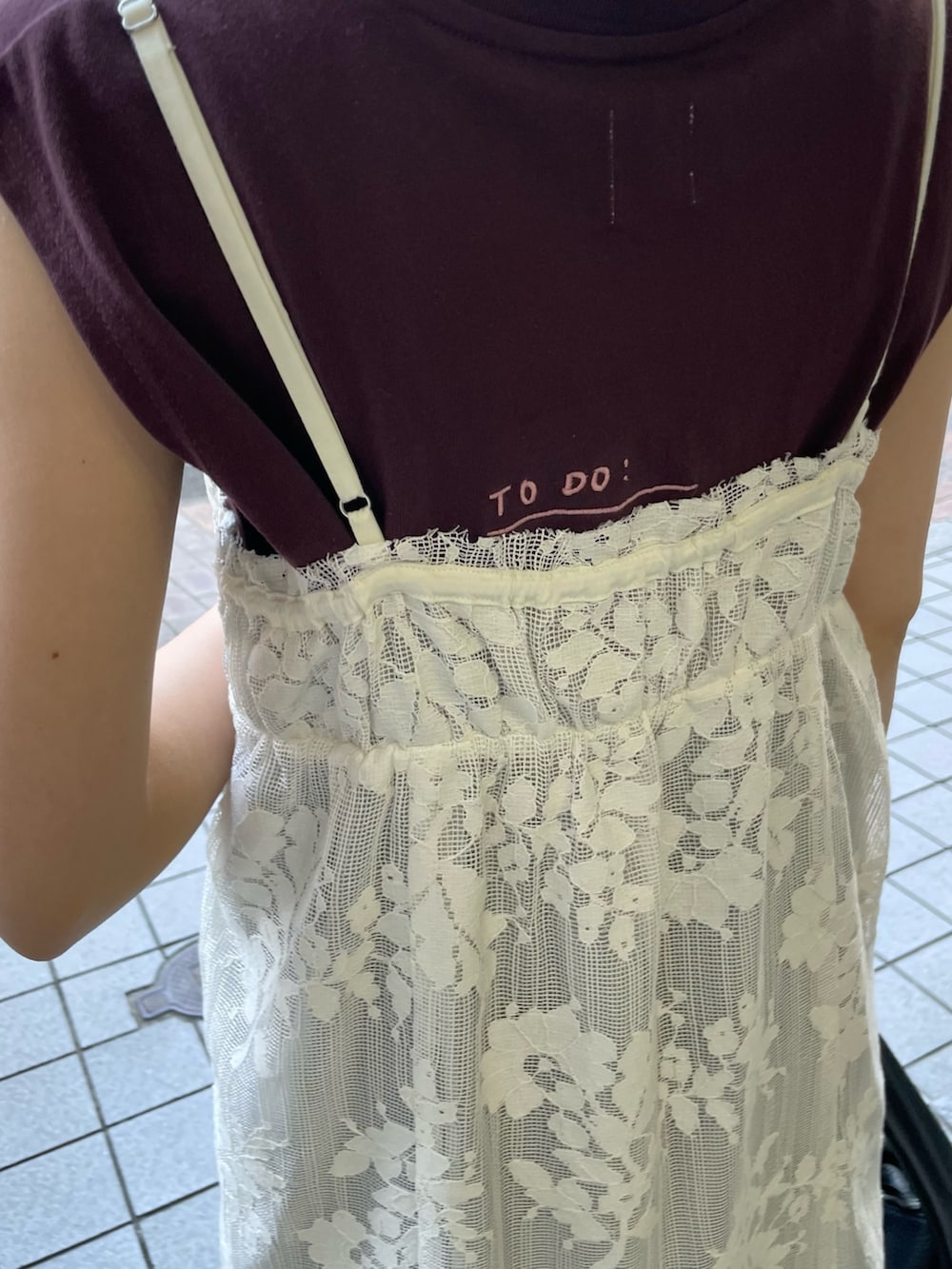 ホワイト系のワンピース、ブルー系のデニムパンツ、ブラウン系のTシャツ/カットソーを着用したレディースの夏コーディネートの8枚目の写真