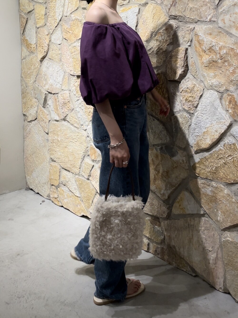 パープル系のシャツ/ブラウス、ホワイト系のサンダル、ブルー系のデニムパンツを着用したレディースの夏コーディネートの4枚目の写真