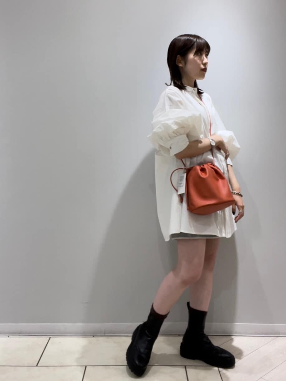 グレー系のスウェットパンツ、オレンジ系のハンドバッグ、ホワイト系のシャツ/ブラウスを着用したレディースの秋コーディネートの4枚目の写真