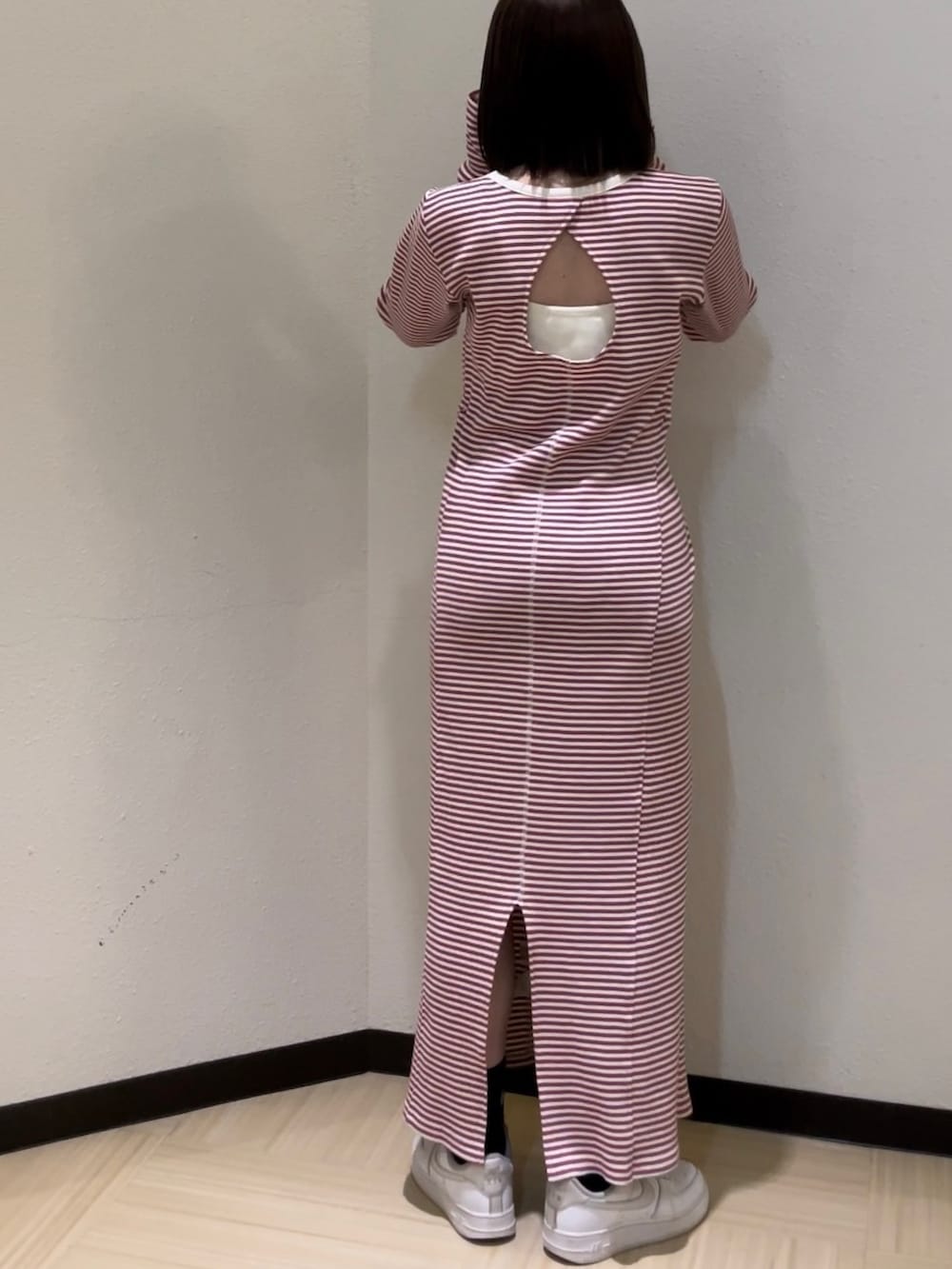 レッド系のワンピース、ホワイト系のシャツ/ブラウス、シルバー系のネックレスを着用したレディースの春コーディネートの5枚目の写真