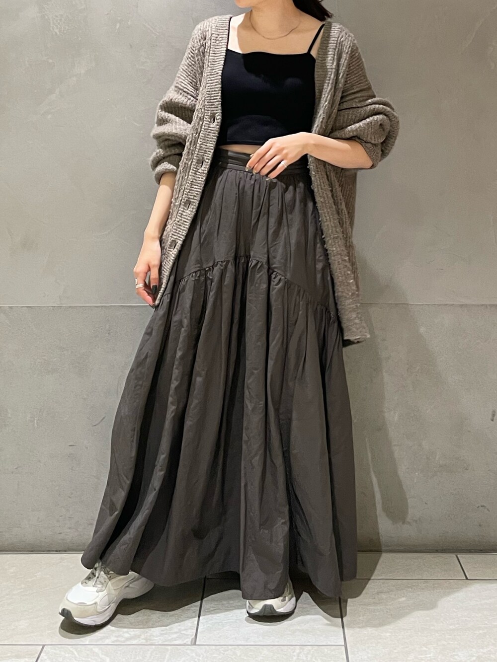 グレー系のカーディガン/ボレロ、グレー系のスカートを着用したレディースの秋コーディネートの7枚目の写真