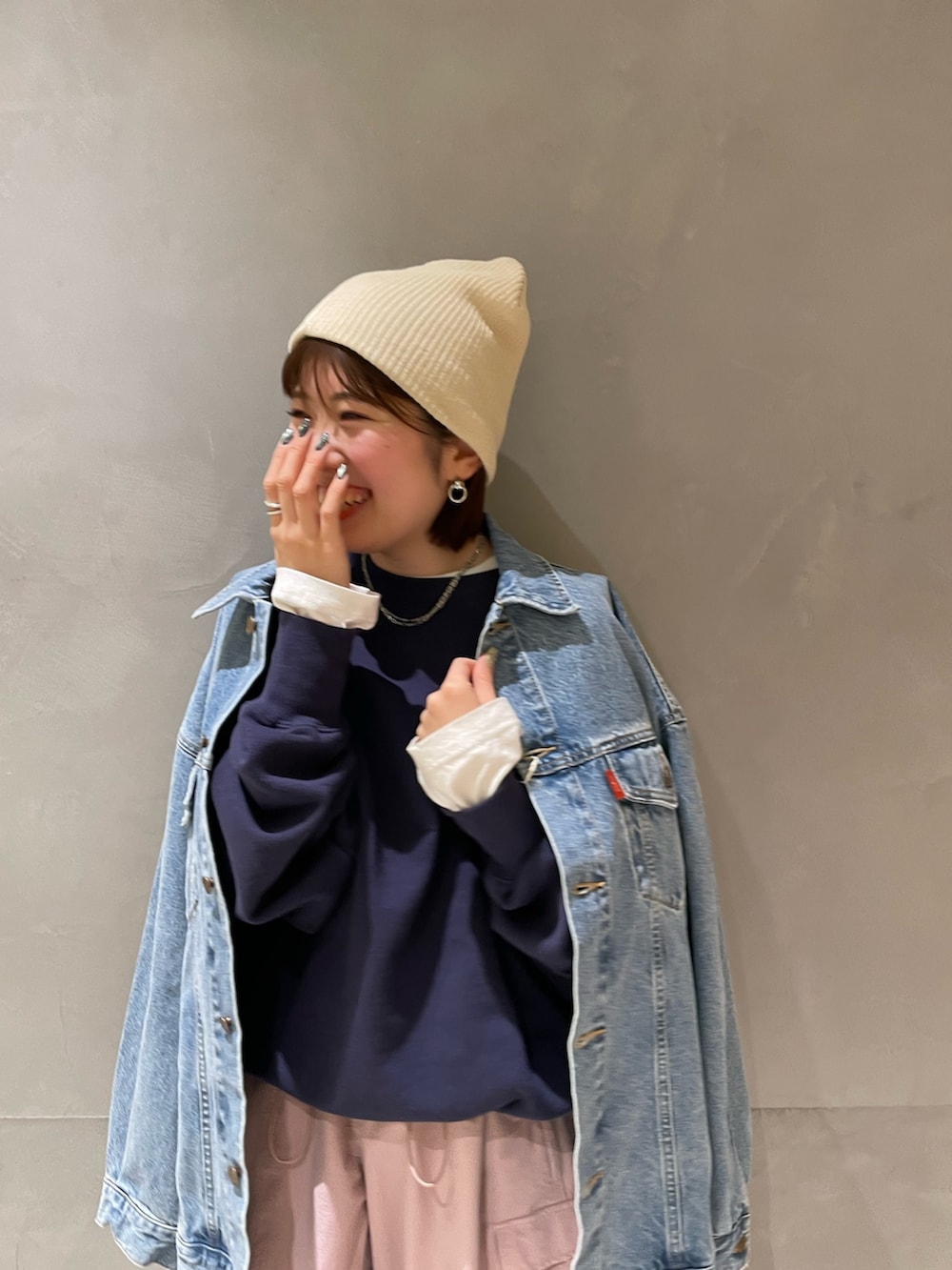 ホワイト系のTシャツ/カットソー、ブルー系のスウェット、ピンク系のカーゴパンツを着用したレディースの冬コーディネートの5枚目の写真