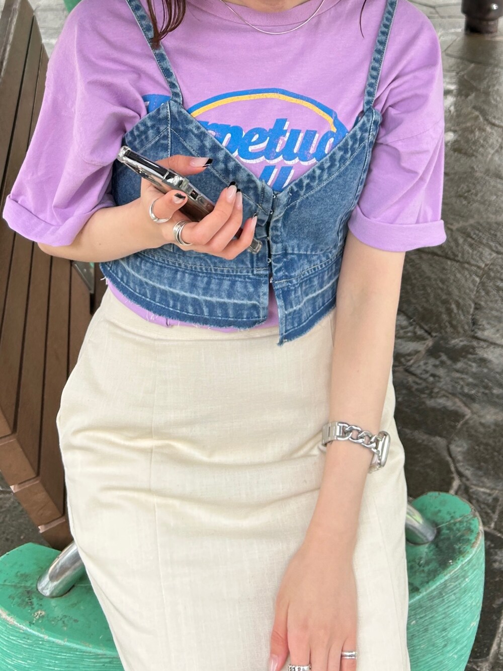 ブラック系のサンダル、ブルー系のキャミソール、パープル系のTシャツ/カットソーを着用したレディースの春コーディネートの5枚目の写真