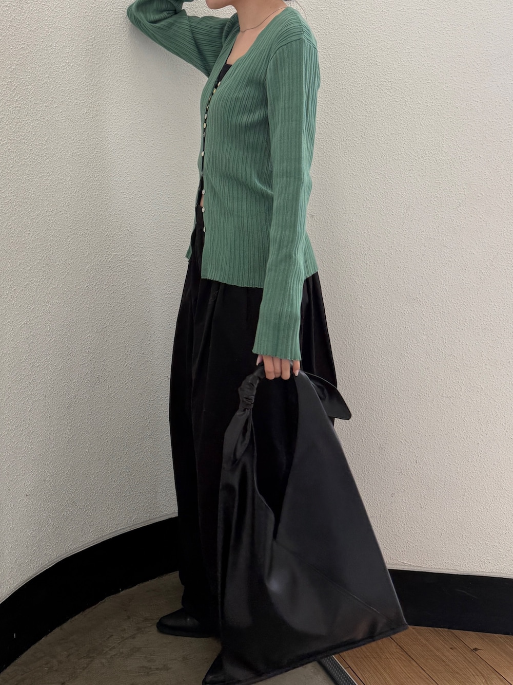 ブラック系のその他パンツ、ブラック系のハンドバッグ、ブラック系のブーツを着用したレディースの春コーディネートの4枚目の写真