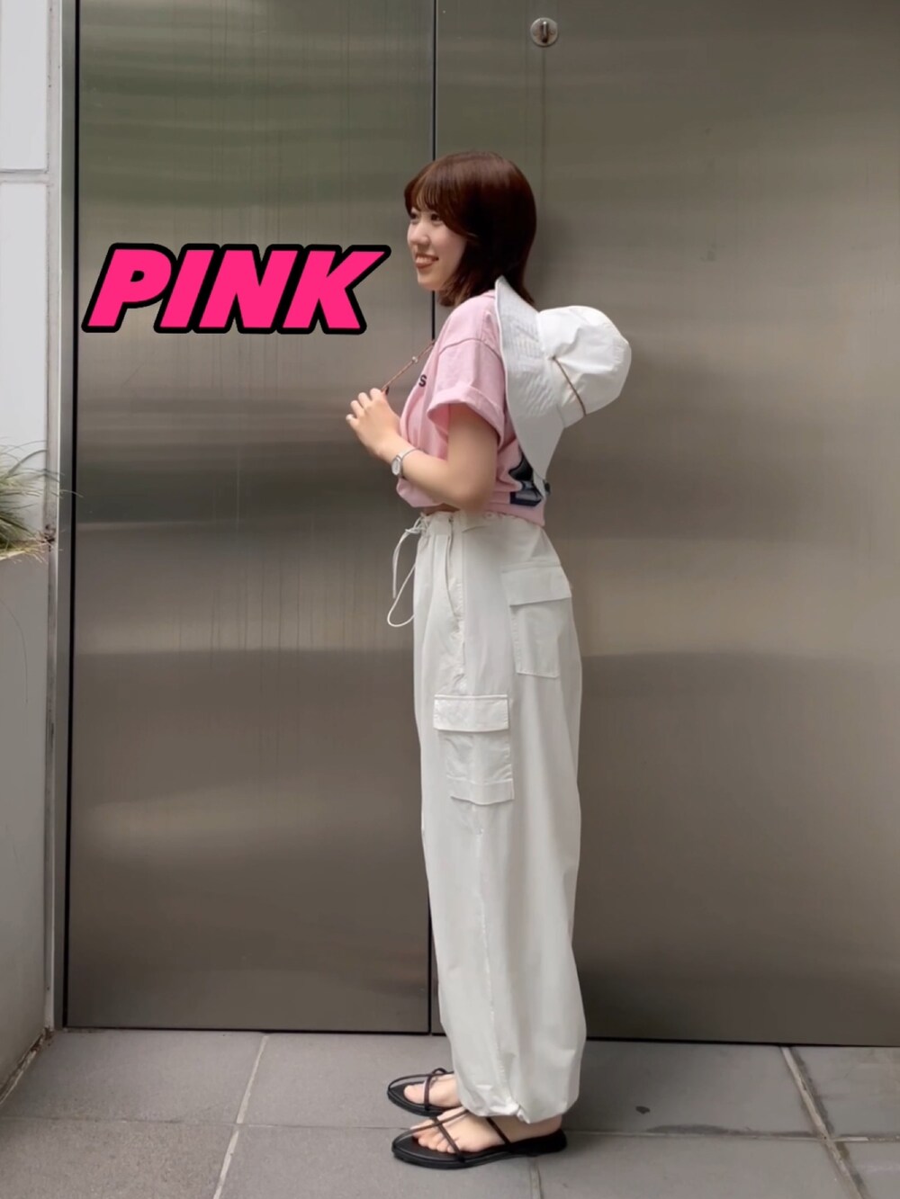 ホワイト系のカーゴパンツ、ブラック系のサンダル、ゴールド系のネックレスを着用したレディースの春コーディネートの2枚目の写真