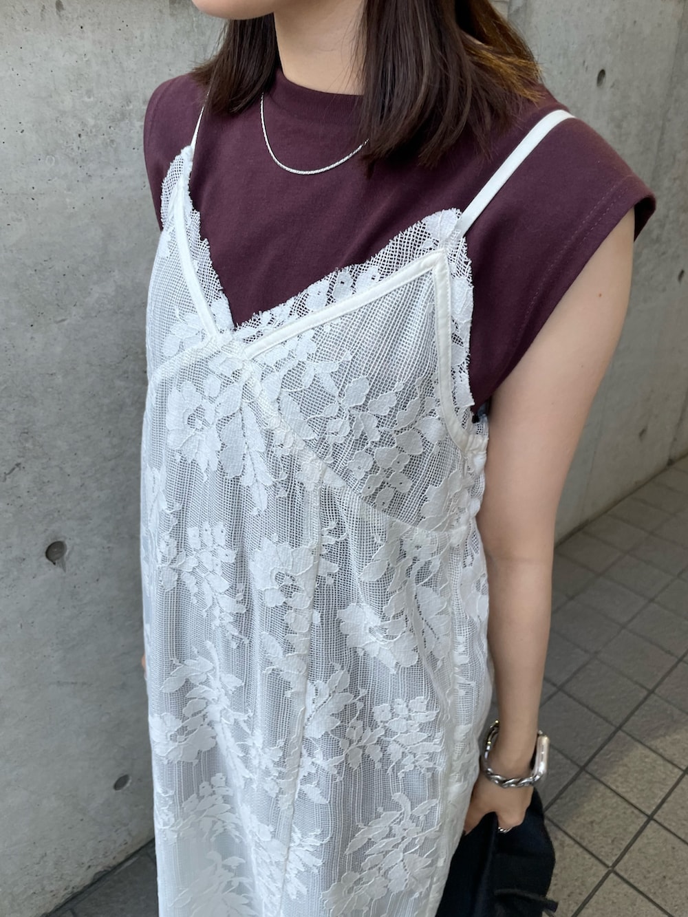 ホワイト系のワンピース、ブルー系のデニムパンツ、ブラウン系のTシャツ/カットソーを着用したレディースの夏コーディネートの6枚目の写真