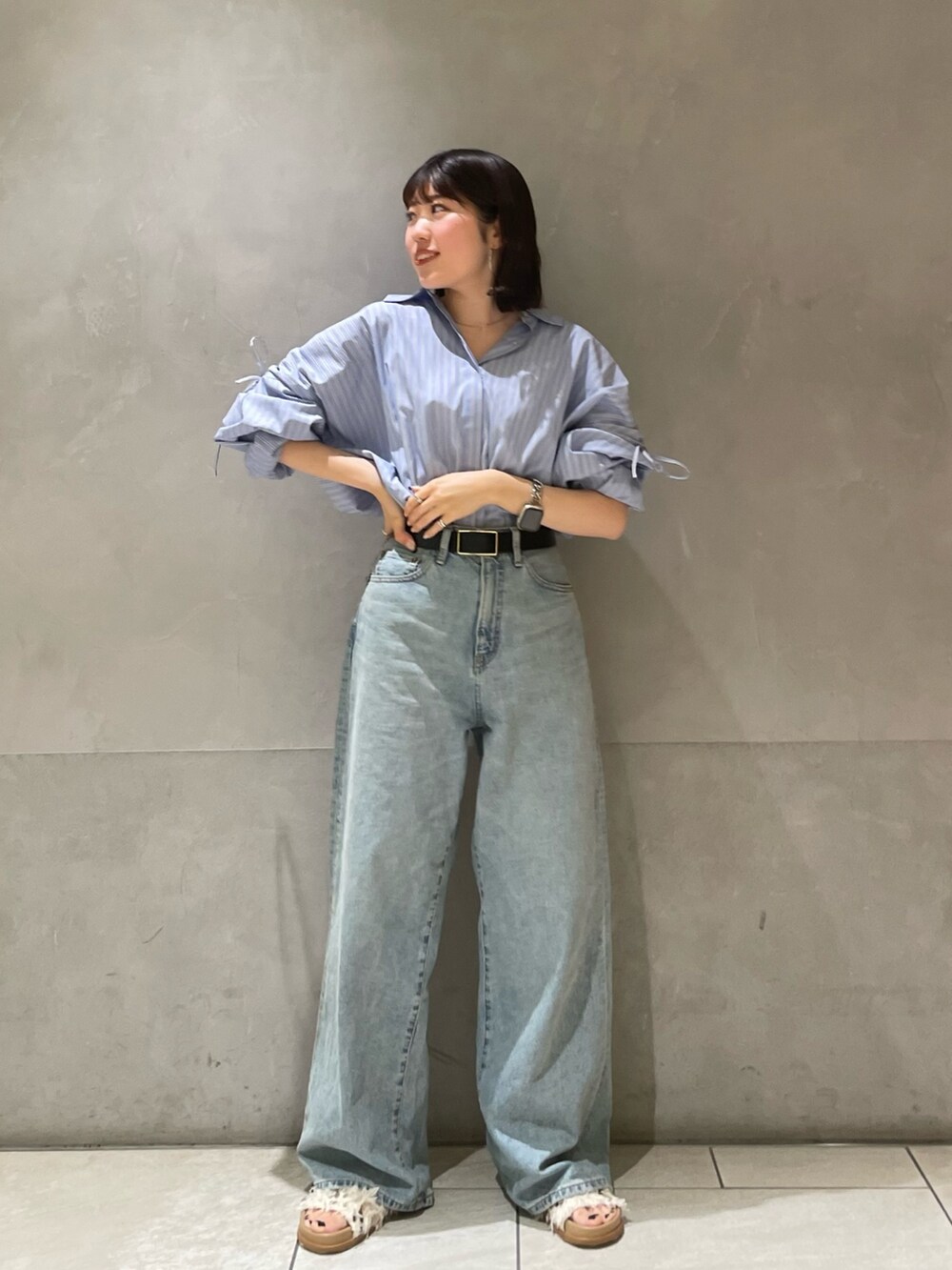 その他のシャツ/ブラウス、ブルー系のデニムパンツ、ホワイト系のサンダルを着用したレディースの春コーディネートの2枚目の写真