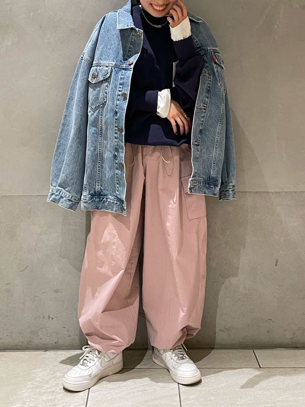 ホワイト系のTシャツ/カットソー、ブルー系のスウェット、ピンク系のカーゴパンツを着用したレディースの冬コーディネートの7枚目の写真