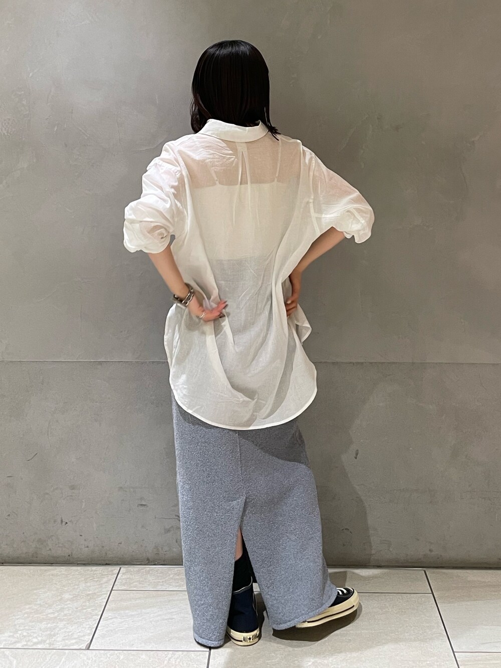 ホワイト系のシャツ/ブラウス、ブルー系のスカートを着用したレディースの春コーディネートの5枚目の写真