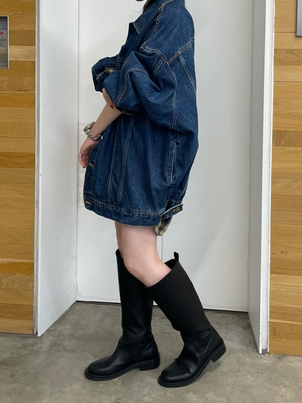 ブラック系のブーツ、グレー系のその他パンツ、ブルー系のシャツ/ブラウスを着用したレディースの秋コーディネートの5枚目の写真