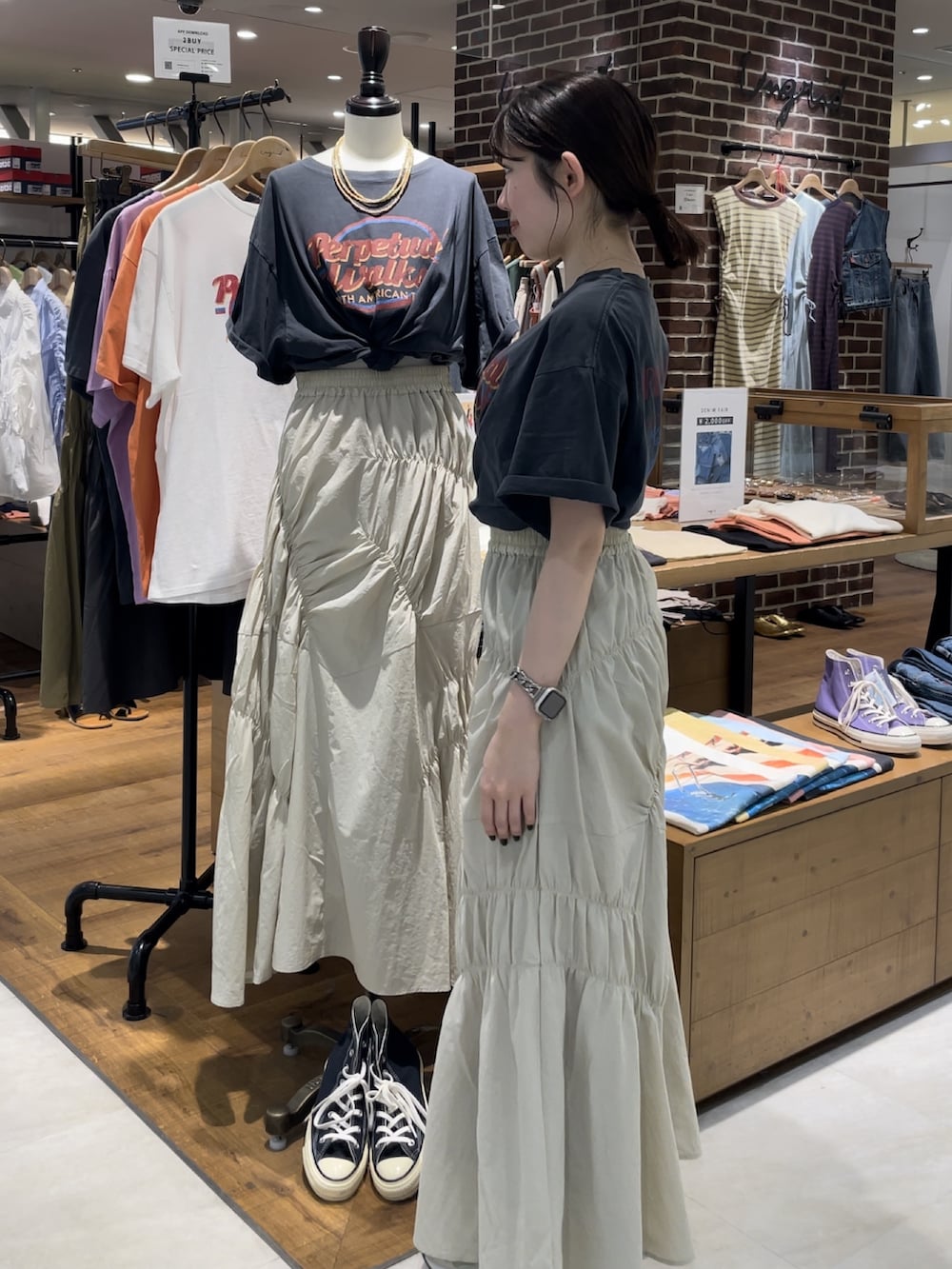 グレー系のTシャツ/カットソー、ホワイト系のスカートを着用したレディースの春コーディネートの5枚目の写真