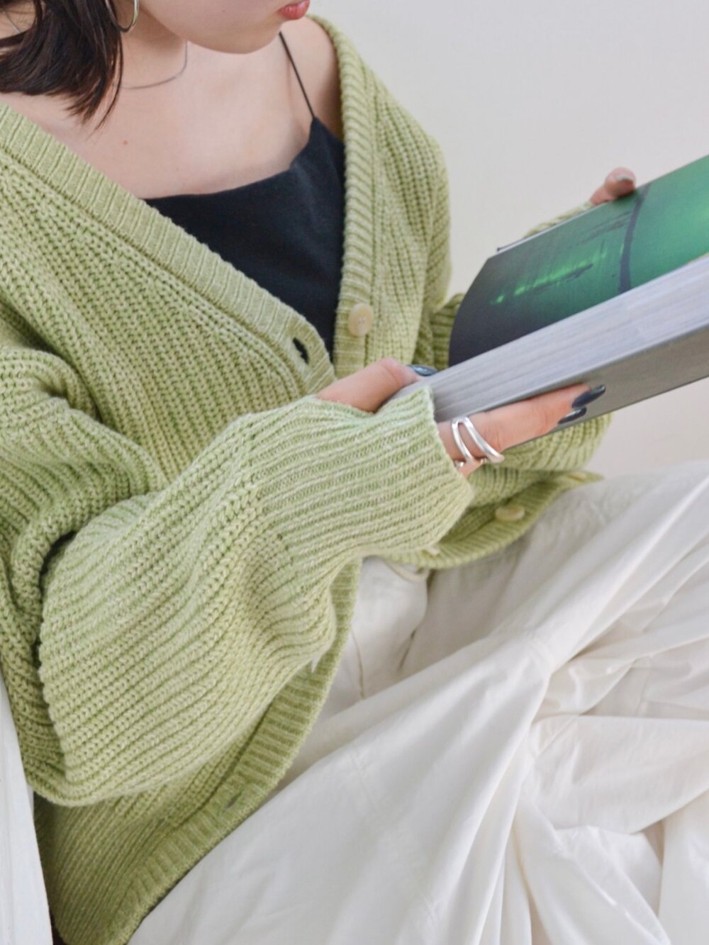 ブラック系のキャミソール、ホワイト系のその他パンツ、ブラック系のブーツを着用したレディースの冬コーディネートの5枚目の写真