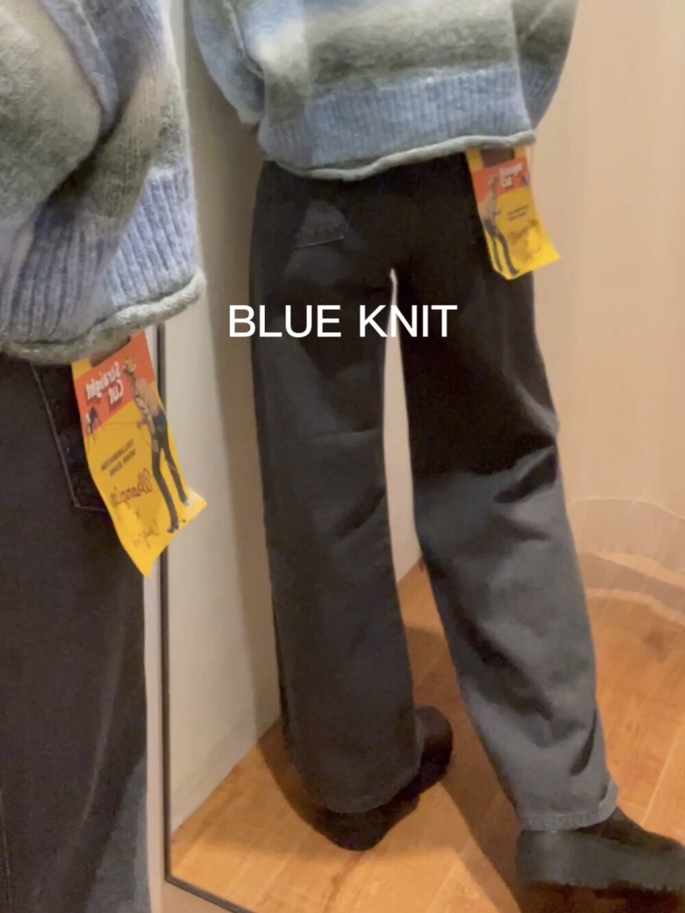 ブラック系のデニムパンツ、ブルー系のニット/セーターを着用したレディースの秋コーディネートの7枚目の写真