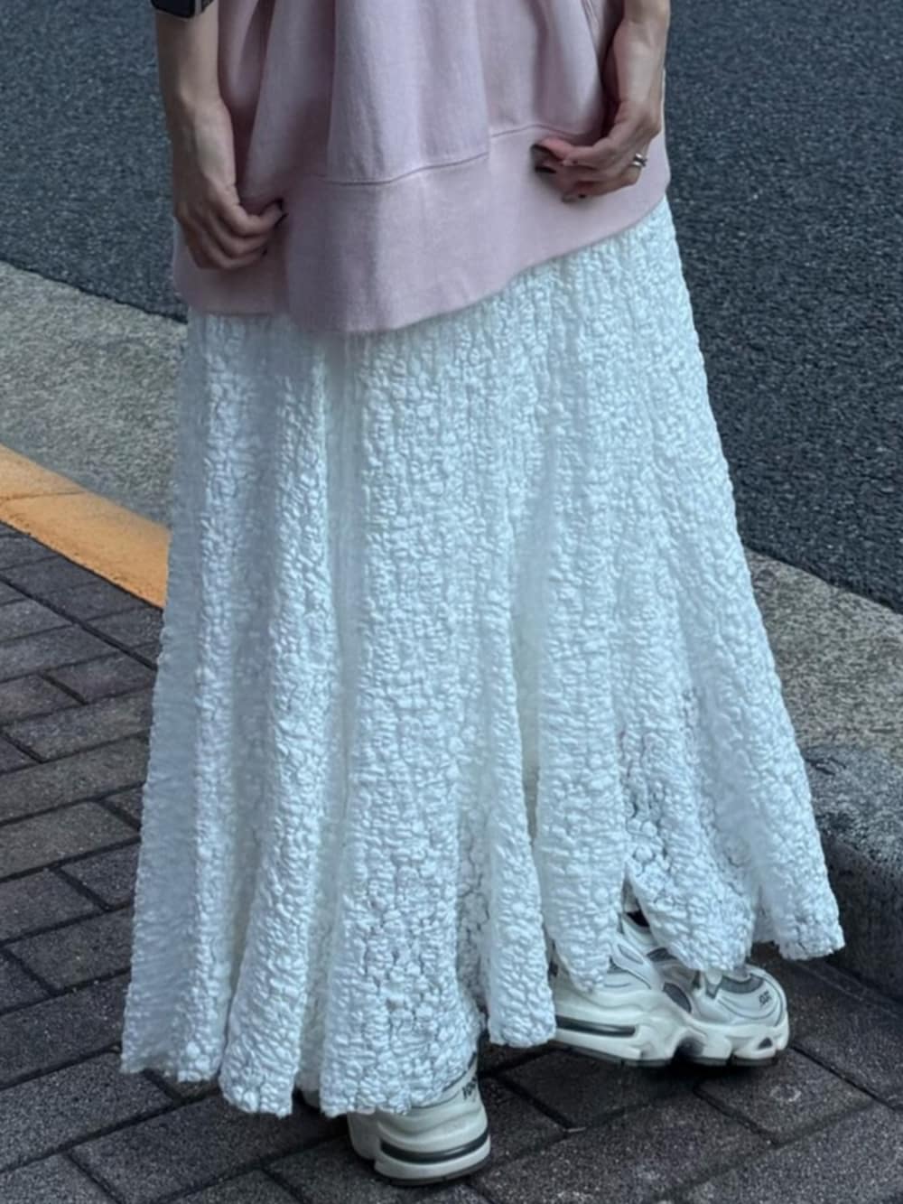 ホワイト系のスカート、ピンク系のスウェットを着用したレディースの秋コーディネートの6枚目の写真