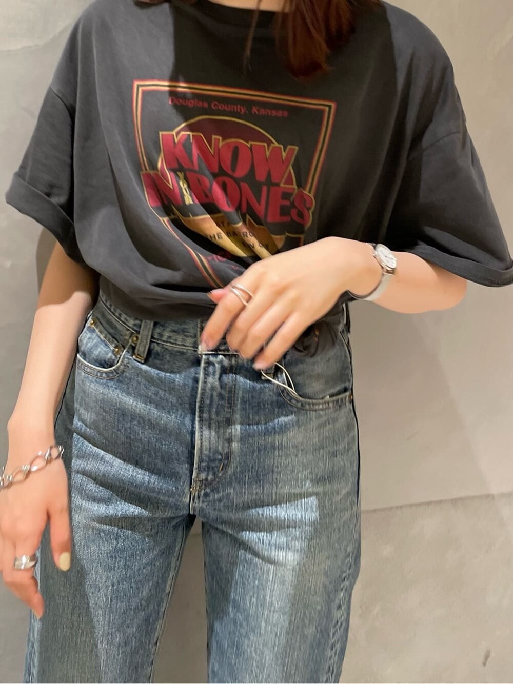 ブルー系のデニムパンツ、グレー系のTシャツ/カットソーを着用したレディースの夏コーディネートの2枚目の写真