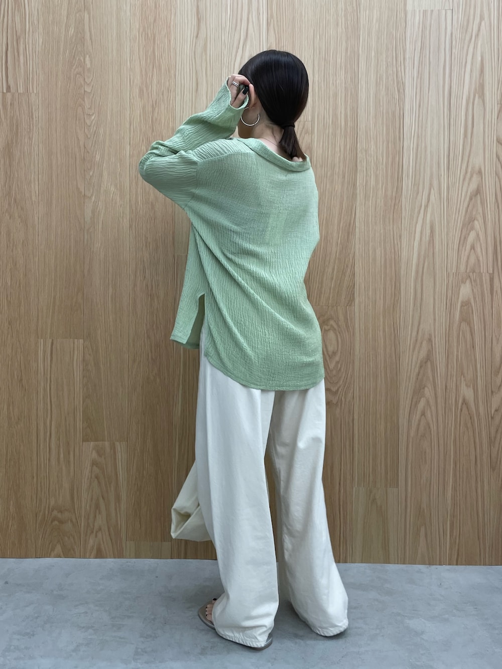 グレー系のキャミソール、シルバー系のサンダル、ホワイト系のエコバッグ/サブバッグを着用したレディースの夏コーディネートの3枚目の写真