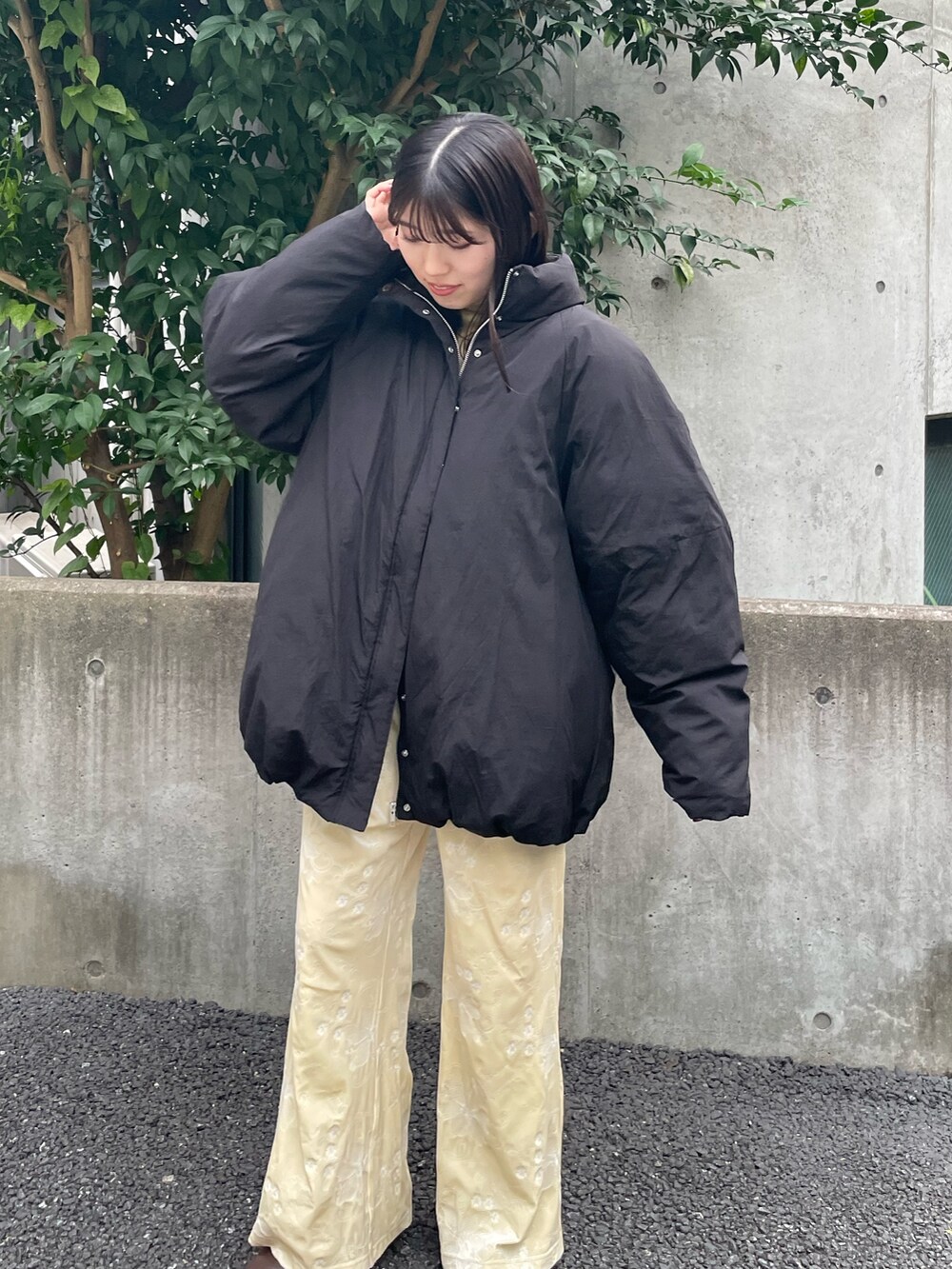 ホワイト系のキャミソール、ホワイト系のその他パンツ、ブラウン系のブーツを着用したレディースの冬コーディネートの7枚目の写真