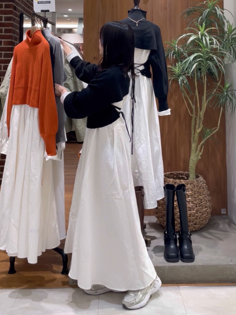 ブラック系のワンピースを着用したレディースの秋コーディネートの2枚目の写真