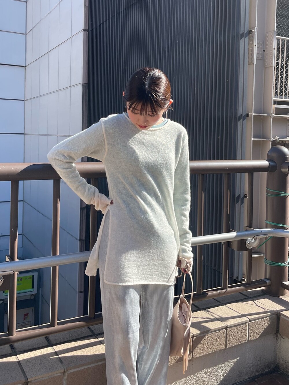ベージュ系のブーツ、ブルー系のTシャツ/カットソー、ホワイト系のニット/セーターを着用したレディースの秋コーディネートの4枚目の写真