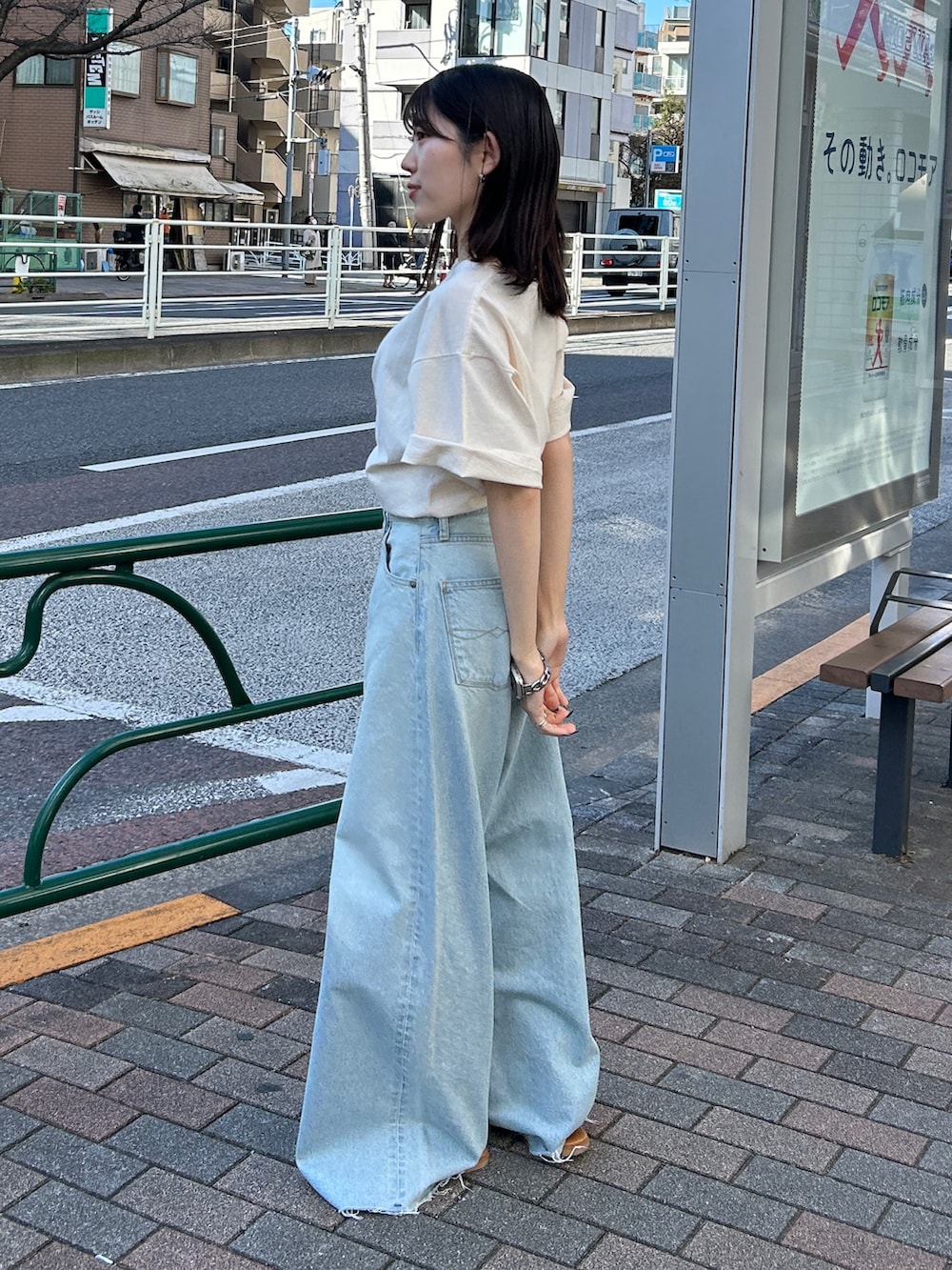 「デニムパンツ、デニムコーデ、デニム、Tシャツ、Tシャツ×デニム、Tシャツコーデ、カジュアルコーデ、カジュアル、カットオフ、カットオフデニム、バギーデニム、夏服コーデ、ゆるコーデ、夏ファッション、夏服」｜「Ungridのカットオフバギールーズデニム（デニムパンツ、ブルー系）」を使った、多田詩音さん（レディース・152cm）の夏コーディネートの3枚目の写真