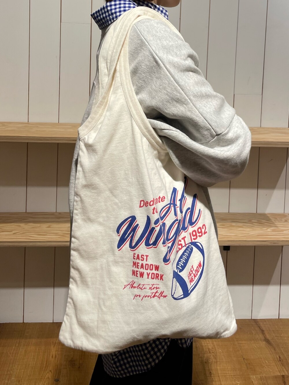 グレー系のスウェット、ブルー系のシャツ/ブラウス、ブラック系のワンピースを着用したレディースの冬コーディネートの7枚目の写真