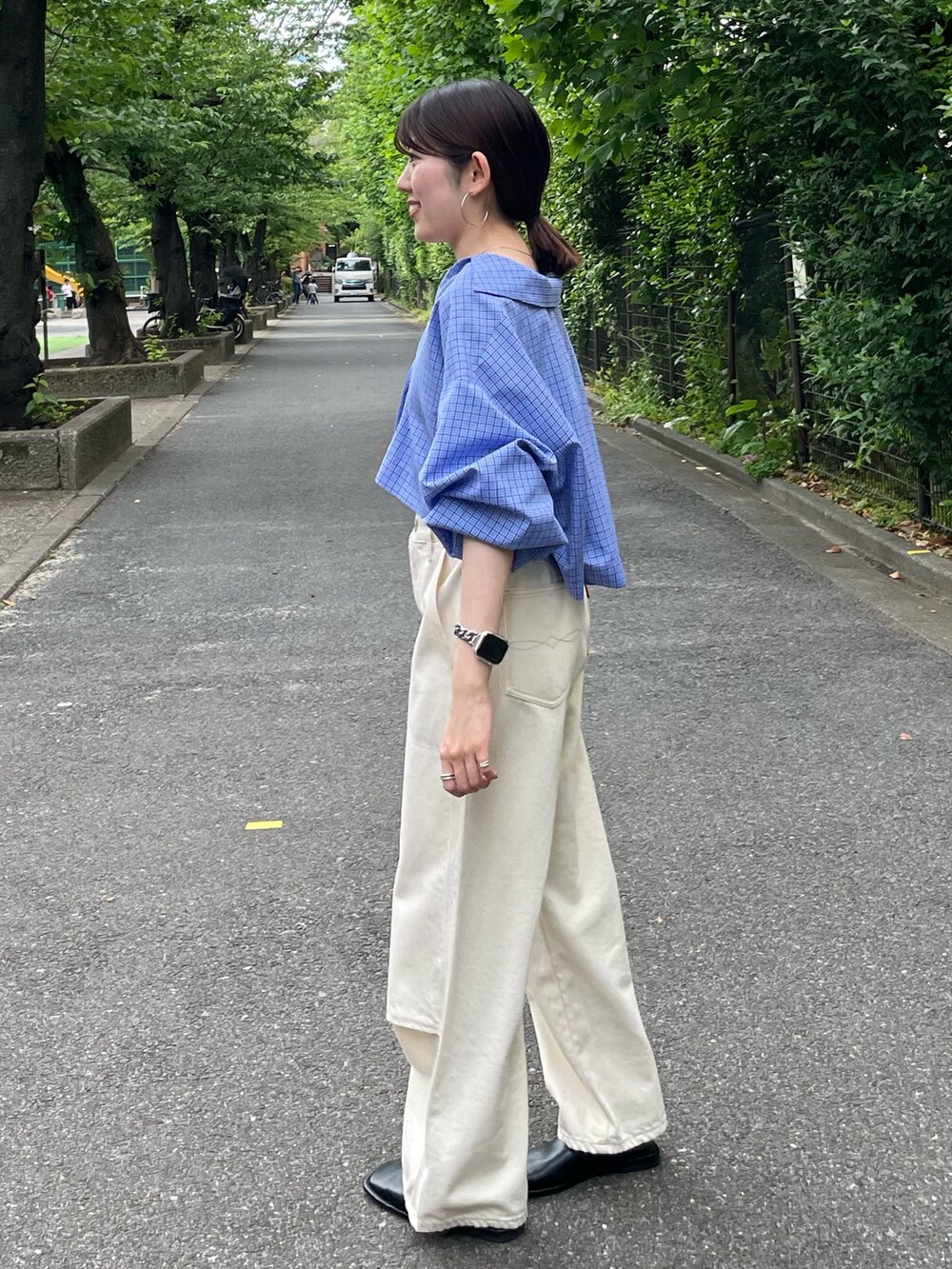 その他のシャツ/ブラウス、ホワイト系のデニムパンツ、ブラック系のローファーを着用したレディースの秋コーディネートの4枚目の写真