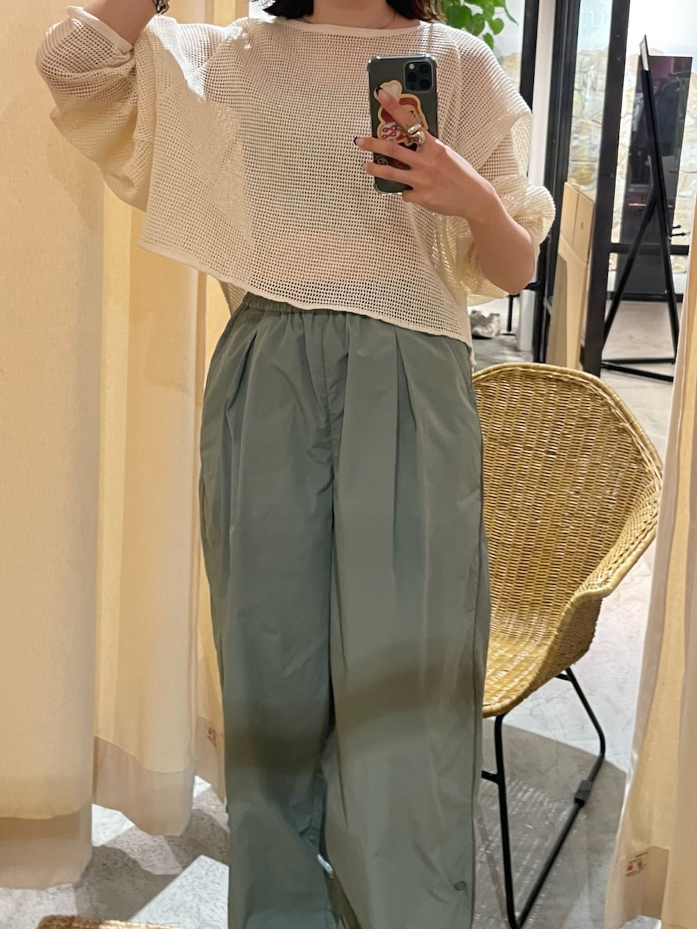 グレー系のキャミソール、ブラック系のサンダル、グリーン系のその他パンツを着用したレディースの春コーディネートの3枚目の写真