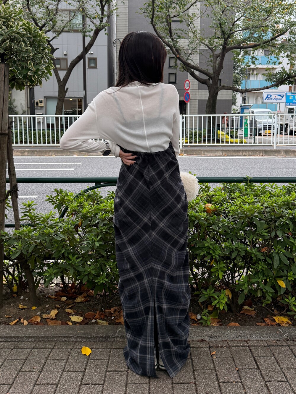 グレー系のワンピース、ホワイト系のハンドバッグ、ホワイト系のTシャツ/カットソーを着用したレディースの秋コーディネートの5枚目の写真