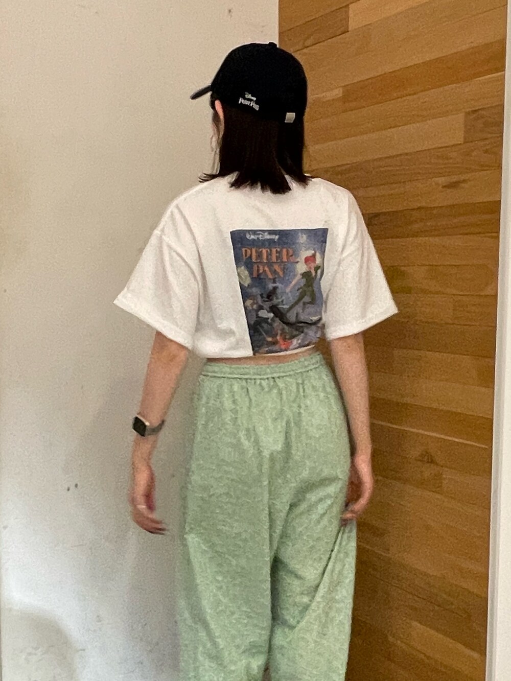 ホワイト系のTシャツ/カットソー、ホワイト系のサンダル、グリーン系のその他パンツを着用したレディースの夏コーディネートの6枚目の写真