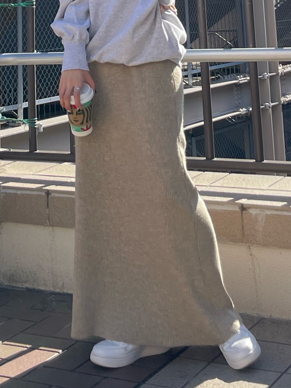 グレー系のスウェット、その他のワンピースを着用したレディースの秋コーディネートの7枚目の写真