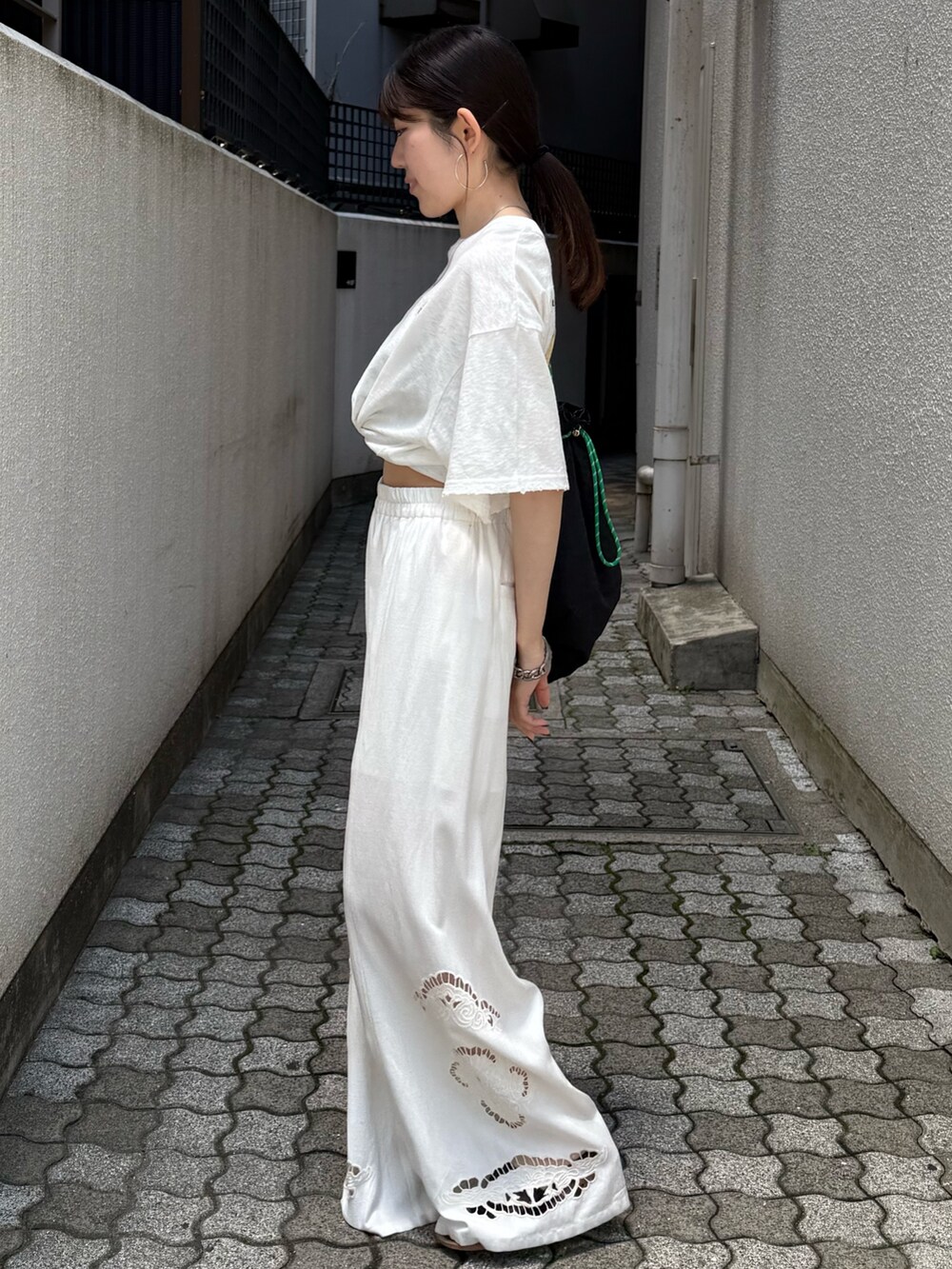 ホワイト系のその他パンツ、ブラック系のバックパック/リュック、ホワイト系のTシャツ/カットソーを着用したレディースの夏コーディネートの6枚目の写真