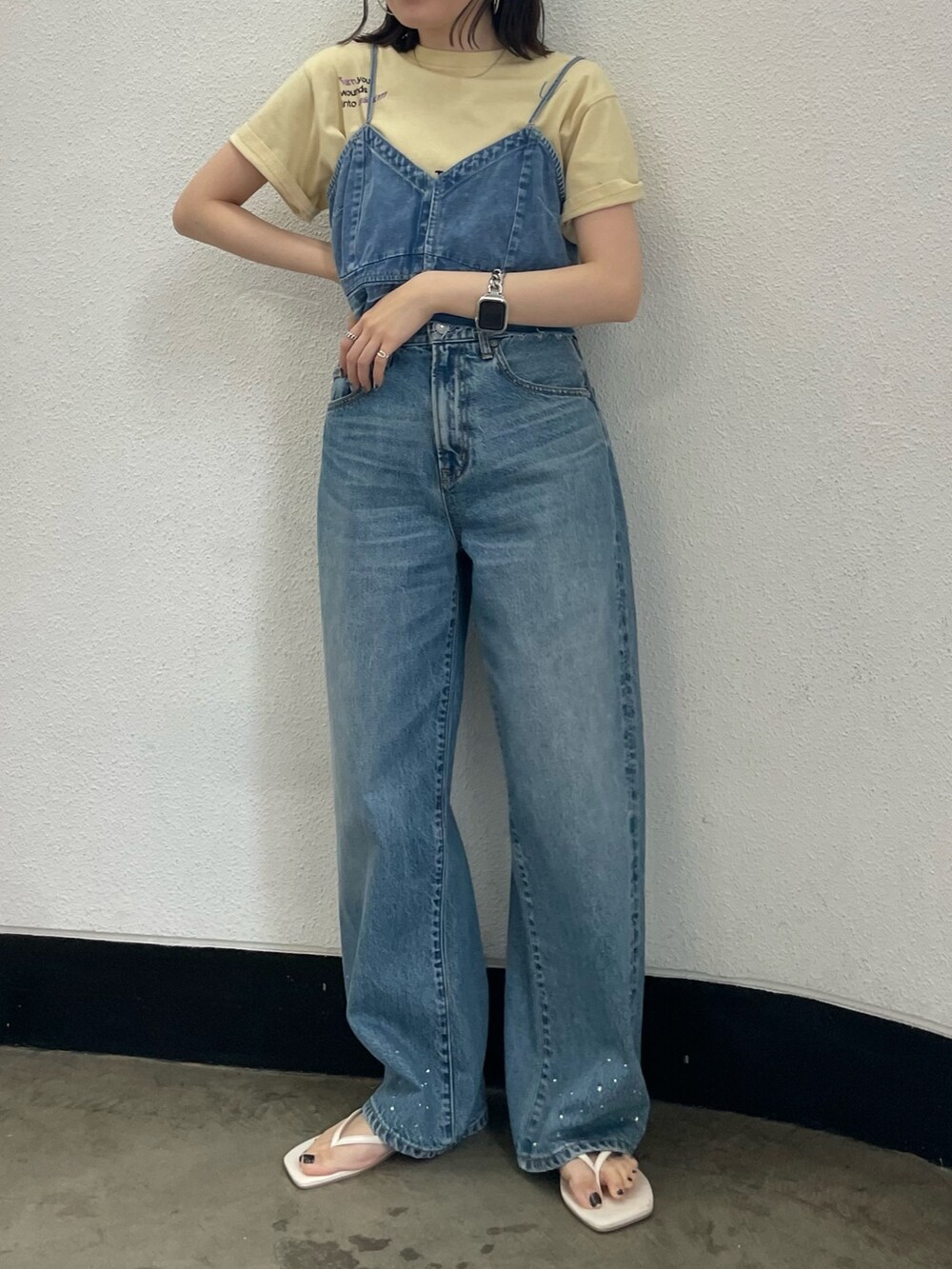 ホワイト系のサンダル、ブルー系のキャミソール、イエロー系のTシャツ/カットソーを着用したレディースの春コーディネートの2枚目の写真