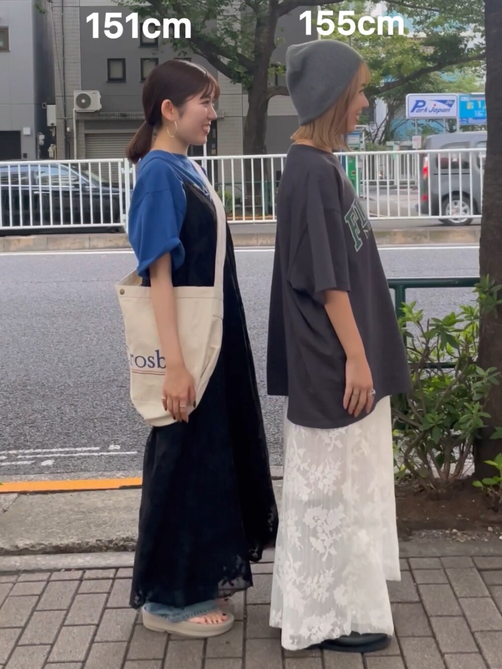 ブラック系のワンピース、ブルー系のデニムパンツ、ブルー系のショルダーバッグを着用したレディースの夏コーディネートの4枚目の写真