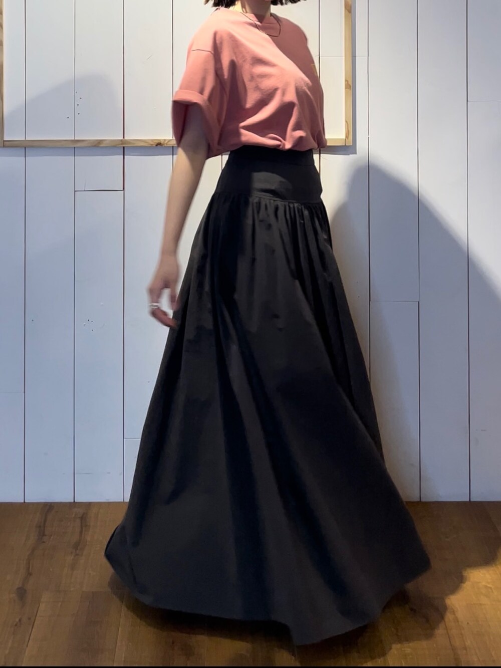 ピンク系のTシャツ/カットソー、グレー系のスカートを着用したレディースの春コーディネートの2枚目の写真
