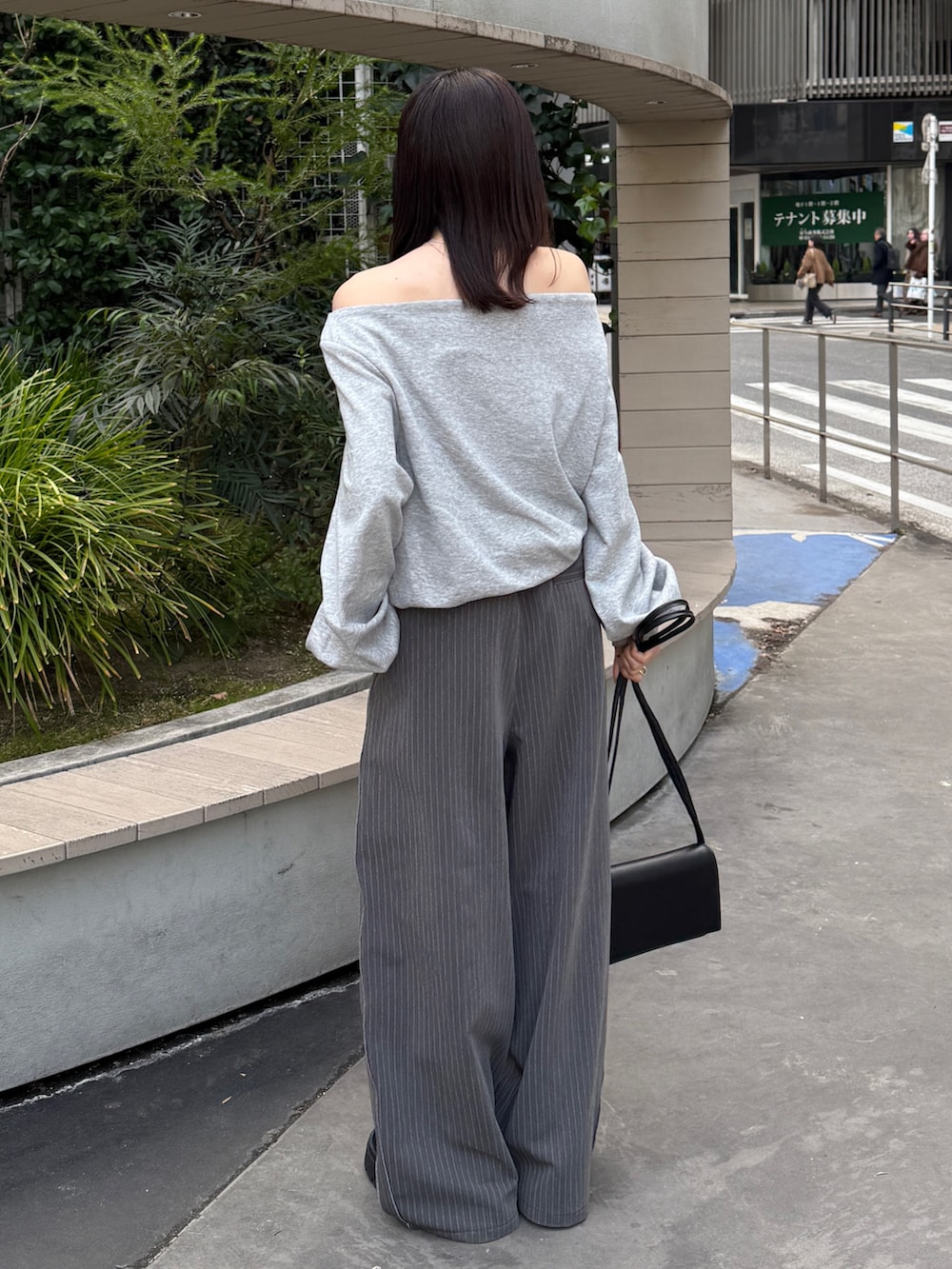 グレー系のTシャツ/カットソー、ブラック系のハンドバッグ、グレー系のその他パンツを着用したレディースの冬コーディネートの4枚目の写真