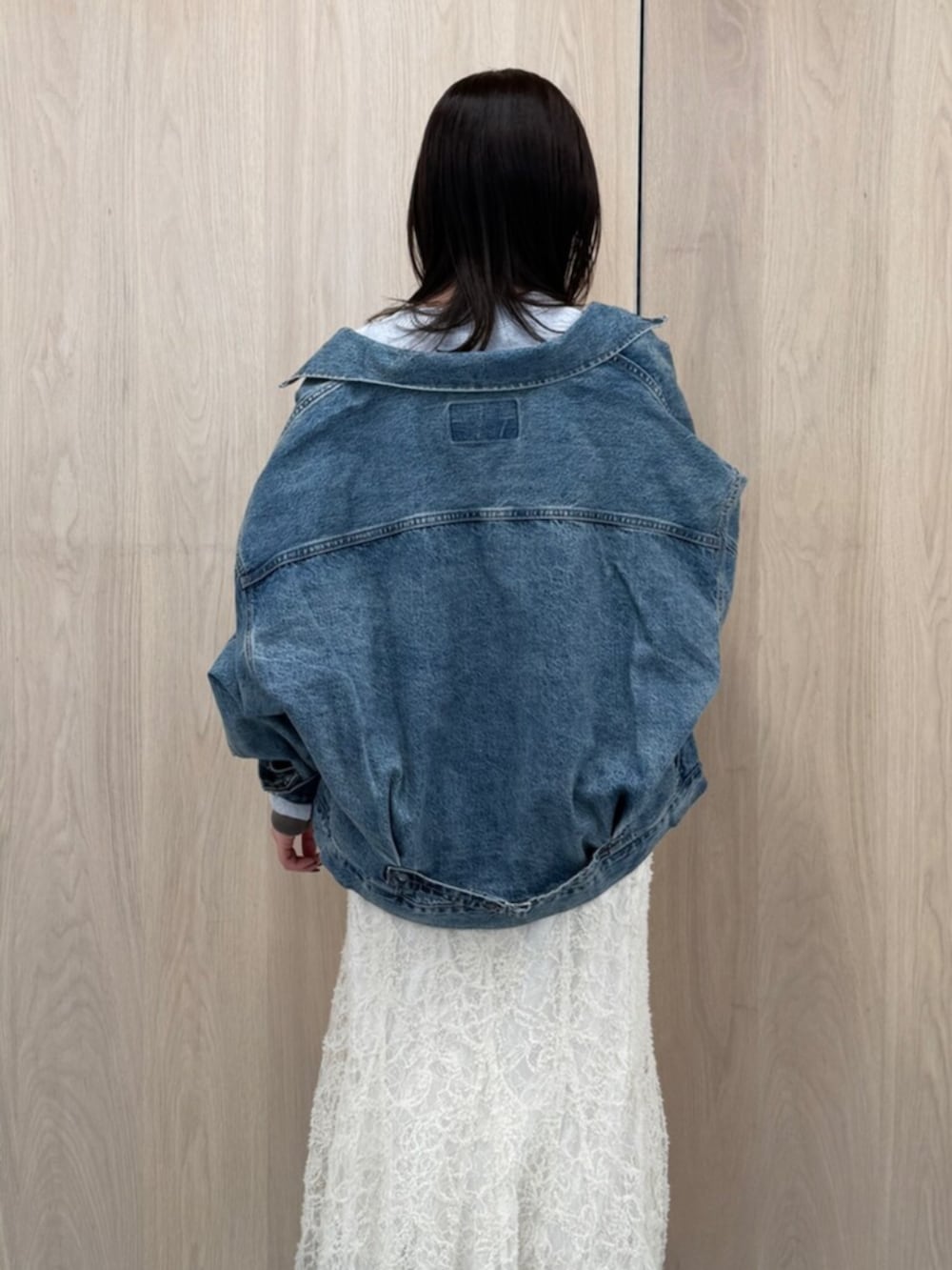 ホワイト系のスカート、ブルー系のデニムジャケット、グレー系のニット/セーターを着用したレディースの冬コーディネートの6枚目の写真