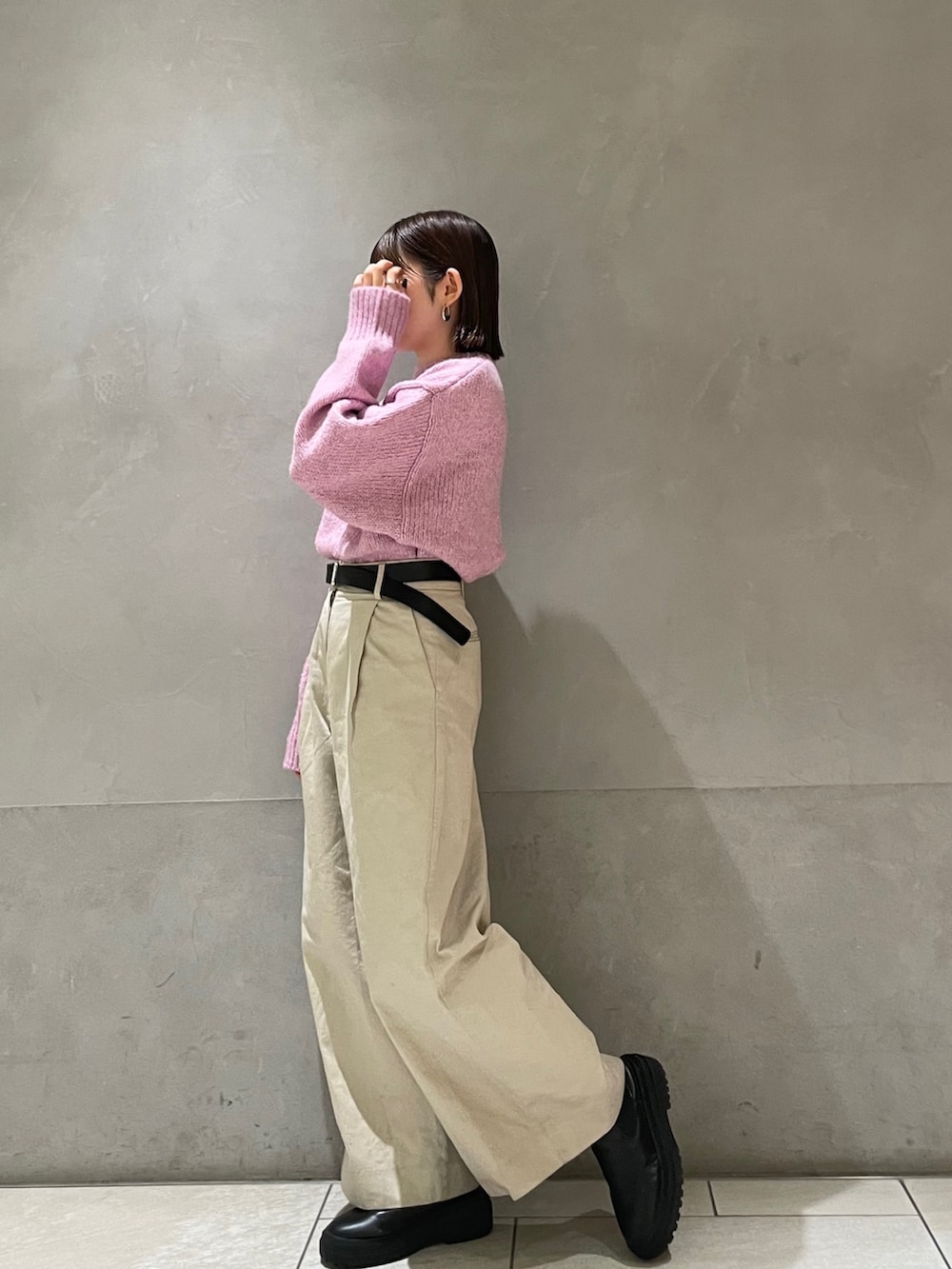 ホワイト系のその他パンツ、ピンク系のニット/セーターを着用したレディースの冬コーディネートの5枚目の写真