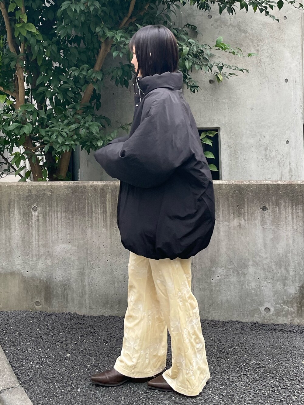 ホワイト系のキャミソール、ホワイト系のその他パンツ、ブラウン系のブーツを着用したレディースの冬コーディネートの5枚目の写真