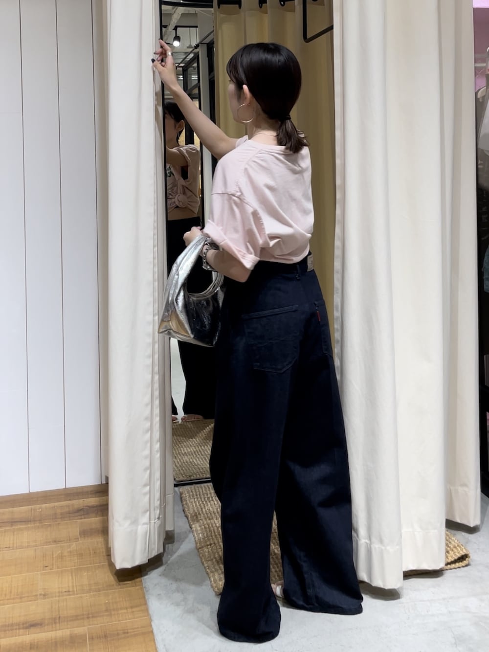 シルバー系のハンドバッグ、ホワイト系のサンダル、ピンク系のTシャツ/カットソーを着用したレディースの夏コーディネートの5枚目の写真