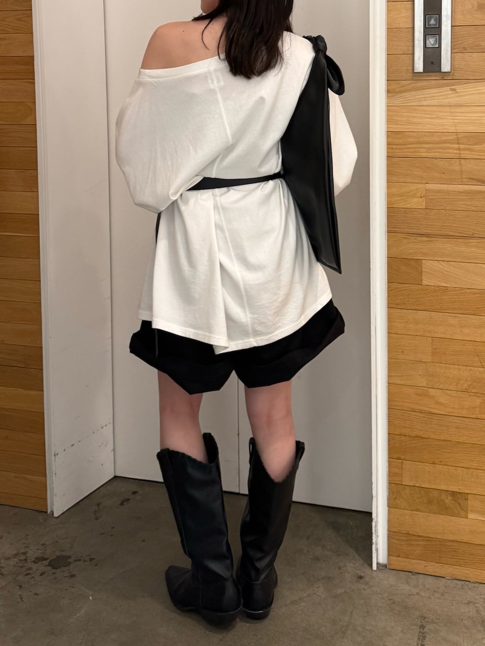 ホワイト系のTシャツ/カットソー、ブラック系のその他パンツ、ブラック系のハンドバッグを着用したレディースの春コーディネートの4枚目の写真