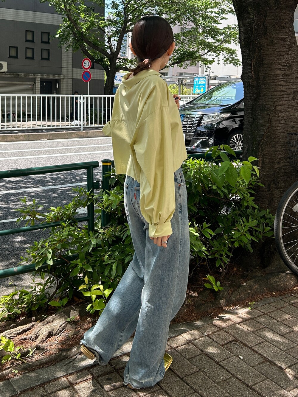 「シャツスタイル、デニム、デニムパンツ、シャツ、きれいめカジュアル」｜「Ungridの2Wayデザインシャツ（シャツ/ブラウス、グリーン系）」を使った、多田詩音さん（レディース・152cm）の夏コーディネートの3枚目の写真