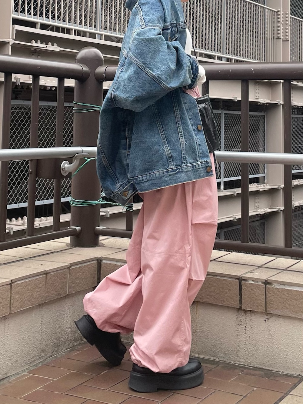 ブラック系のブーツ、ブルー系のデニムジャケット、ホワイト系のTシャツ/カットソーを着用したレディースの冬コーディネートの7枚目の写真