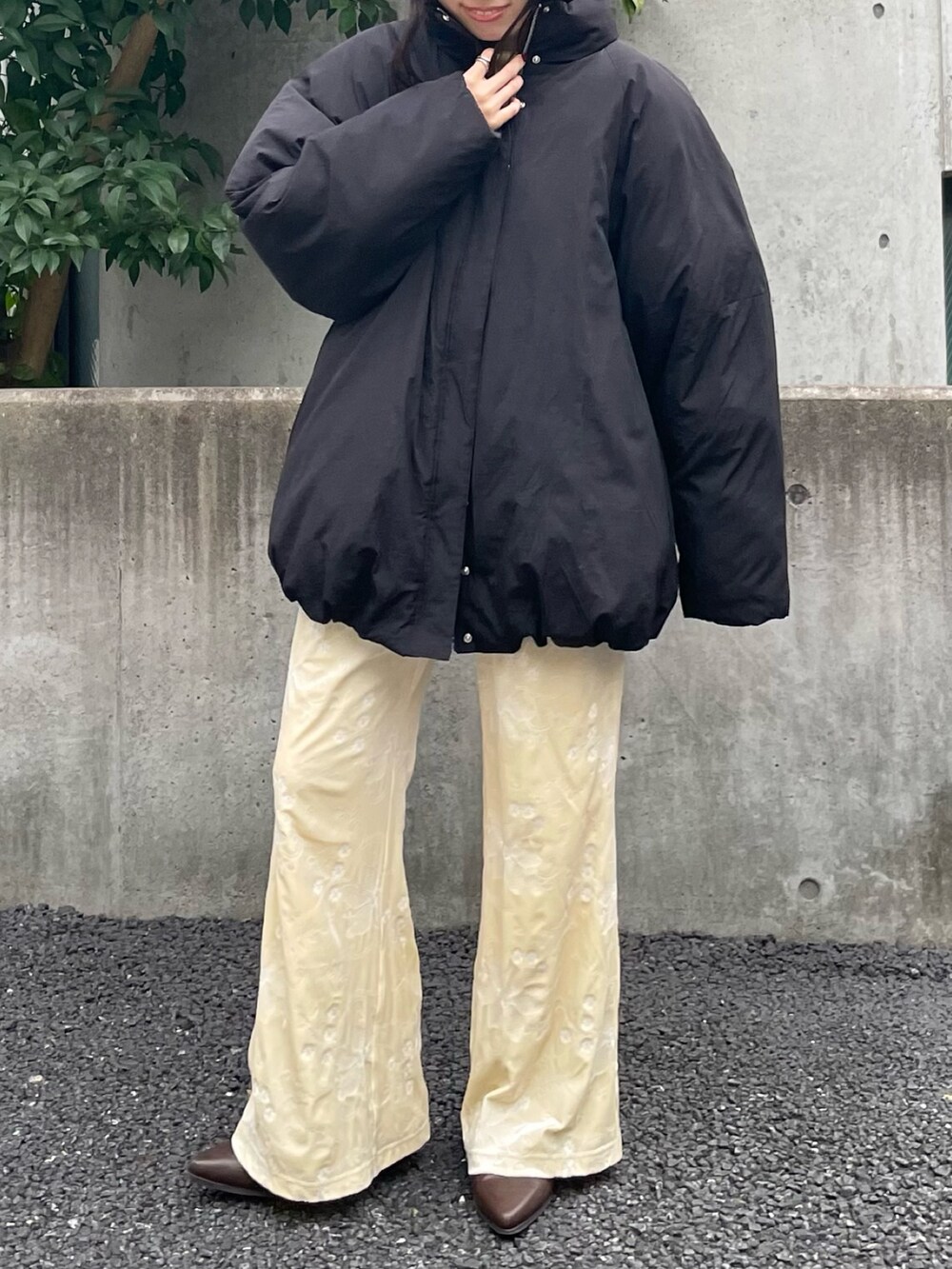 ホワイト系のキャミソール、ホワイト系のその他パンツ、ブラウン系のブーツを着用したレディースの冬コーディネートの3枚目の写真