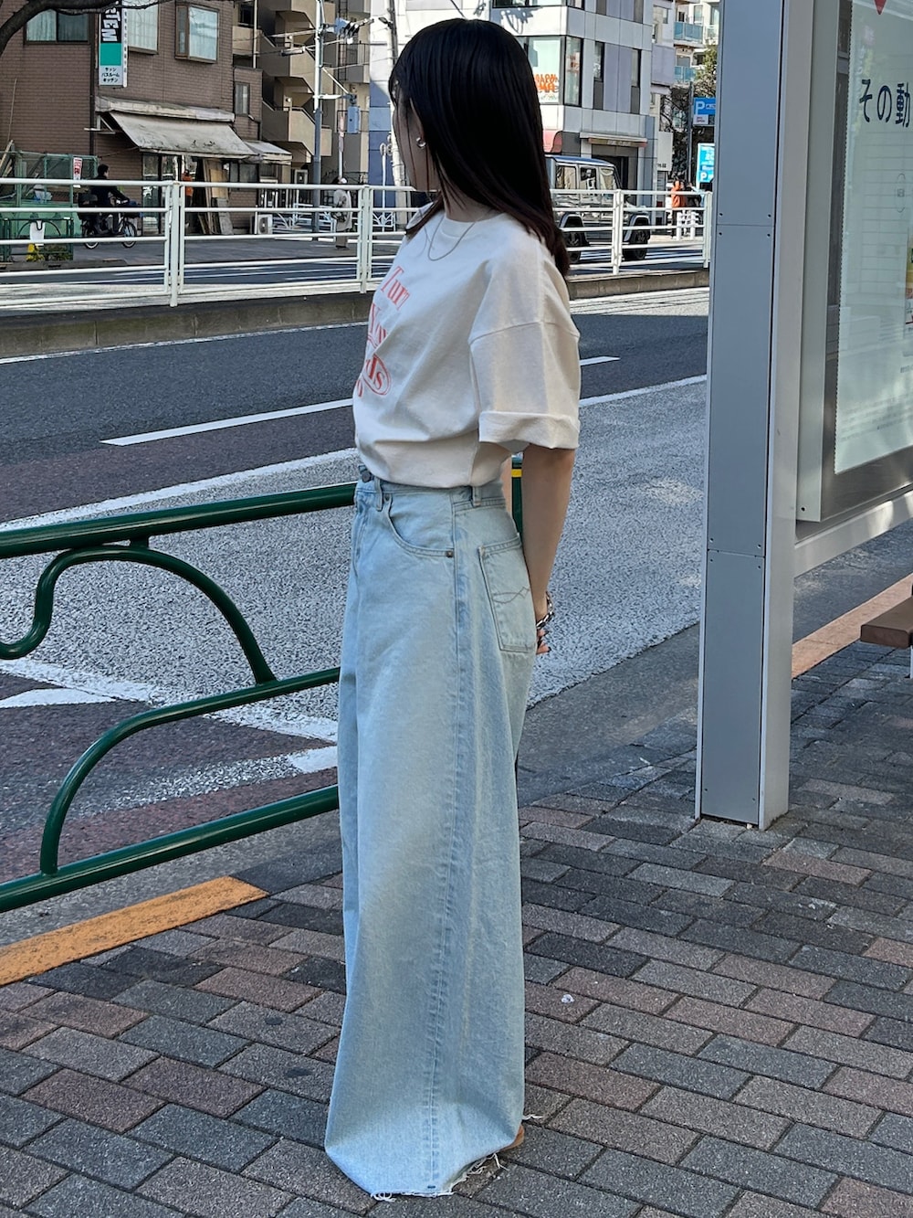 「デニムパンツ、デニムコーデ、デニム、Tシャツ、Tシャツ×デニム、Tシャツコーデ、カジュアルコーデ、カジュアル、カットオフ、カットオフデニム、バギーデニム、夏服コーデ、ゆるコーデ、夏ファッション、夏服」｜「Ungridのカットオフバギールーズデニム（デニムパンツ、ブルー系）」を使った、多田詩音さん（レディース・152cm）の夏コーディネートの2枚目の写真