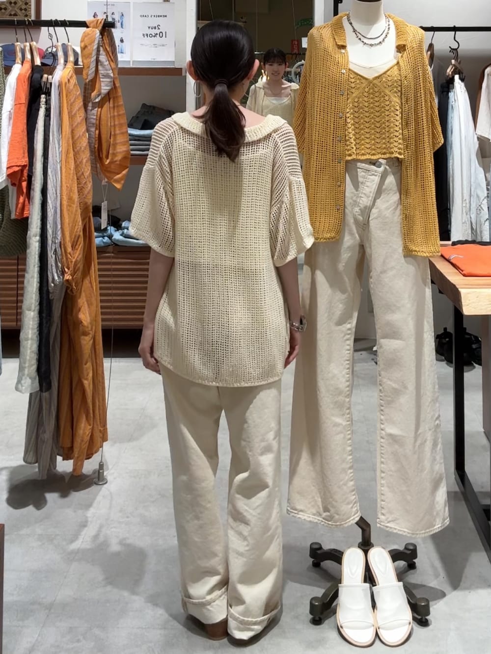 「デニム、デニムパンツ、デニムコーデ、カーデ、カーディガン、カーディガンコーデ、ホワイトコーデ、ホワイトデニム」｜「Ungridの【ルミネ・RC限定】透かし編みキャミレイヤードニットカーデ（カーディガン/ボレロ、ホワイト系）」を使った、多田詩音さん（レディース・152cm）の春コーディネートの4枚目の写真
