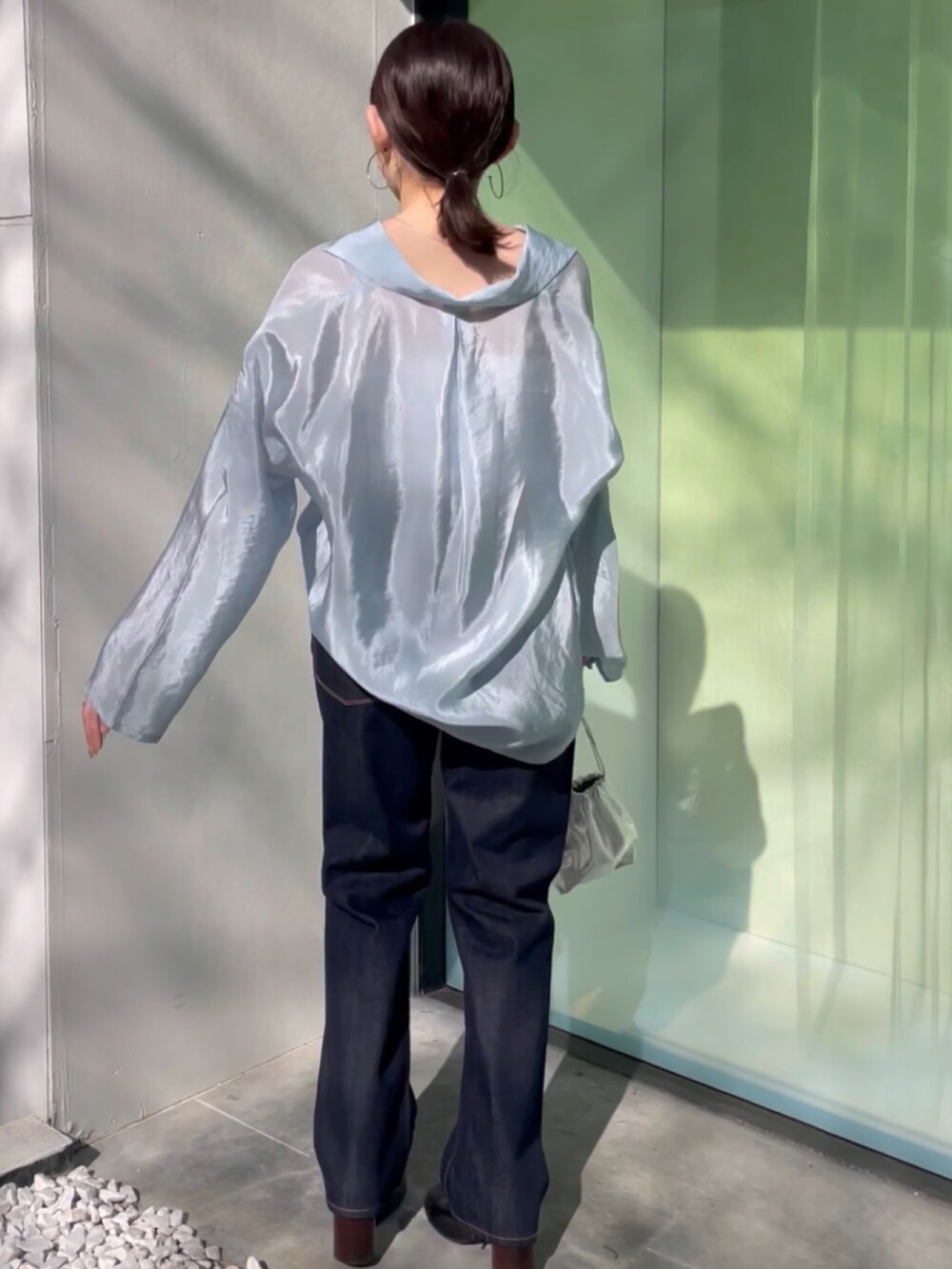 ブラック系のブーツ、ブルー系のデニムパンツ、ブルー系のシャツ/ブラウスを着用したレディースの冬コーディネートの6枚目の写真